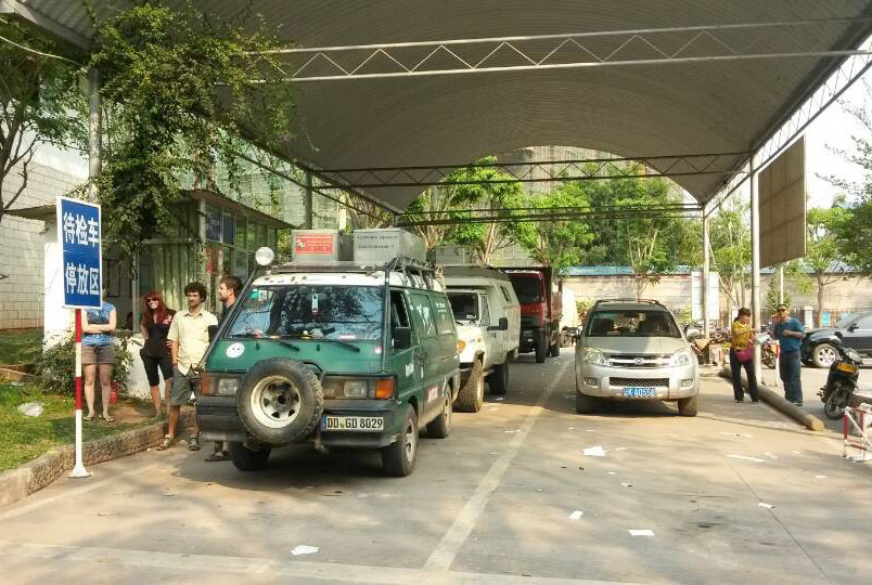 Ueberpruefung der Fahrzeuge in Mengla