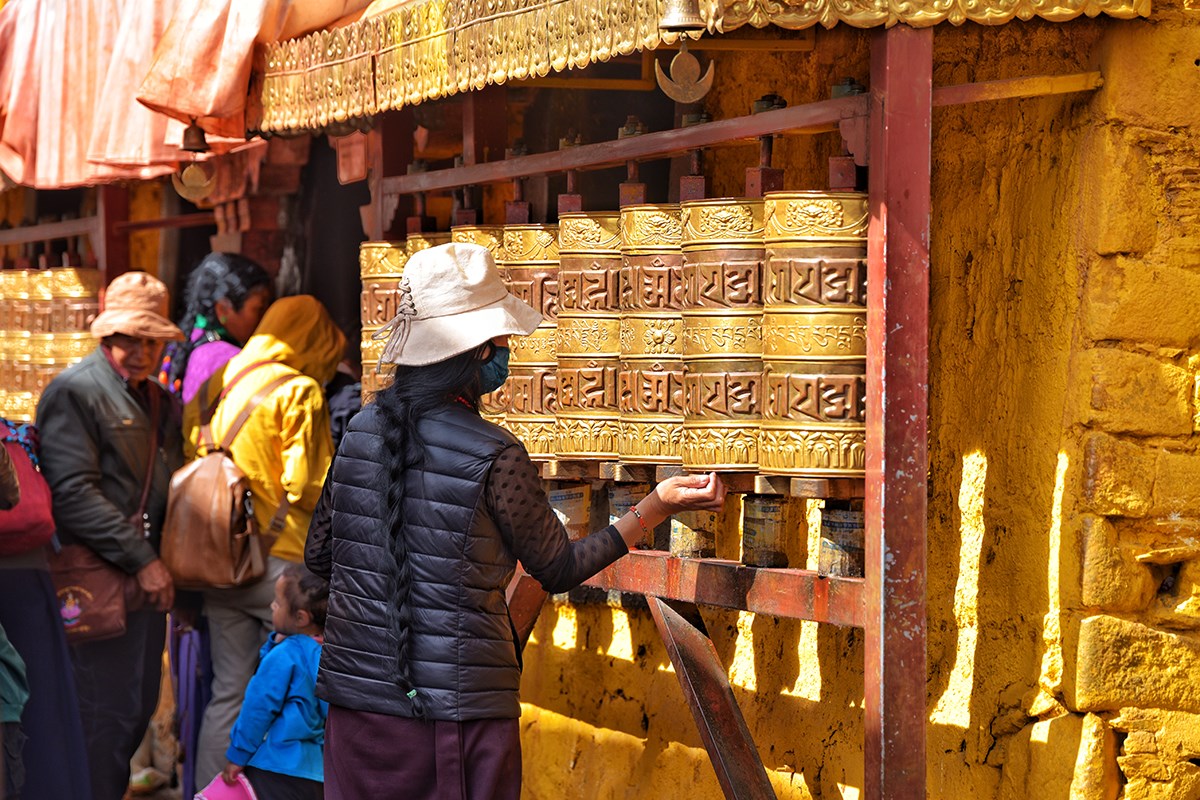 Gläubige vor Jokhang Kloster