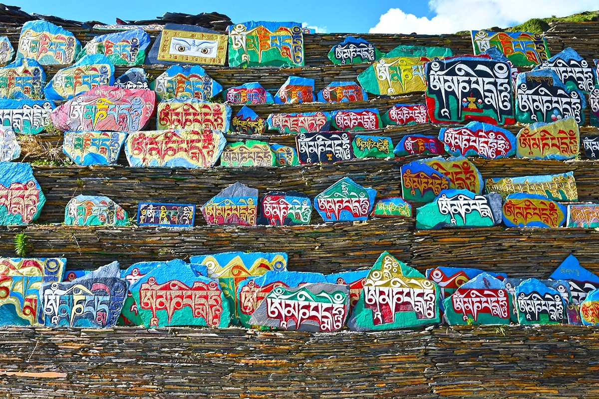 Grosse Mani Mauer in Tagong | Foto von Liu Bin