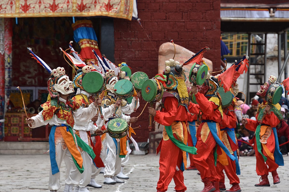 Maskentanzfest während der Gebetszeremonien im Sommer | Foto von Yang Zeru