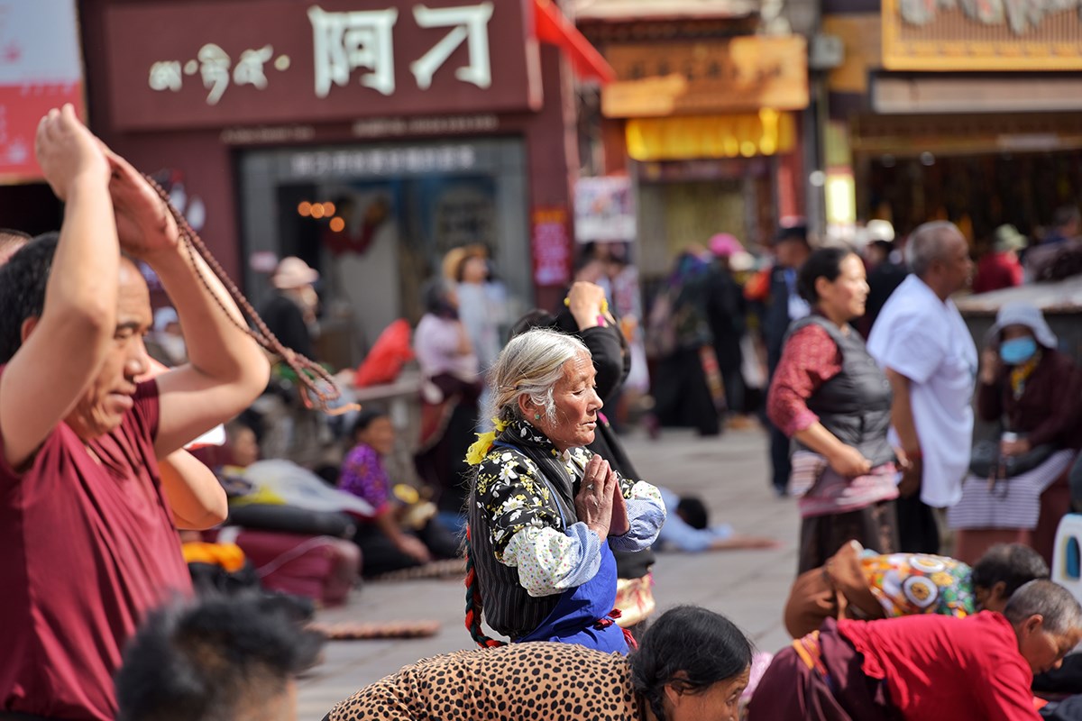 Believers at Jokhang | Foto von Liu Bin