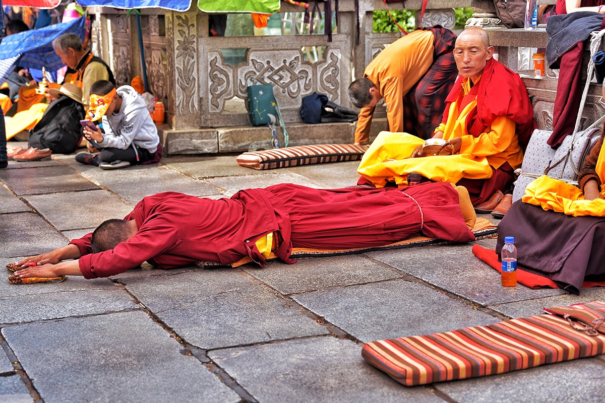 Gläubige vor Jokhang Kloster