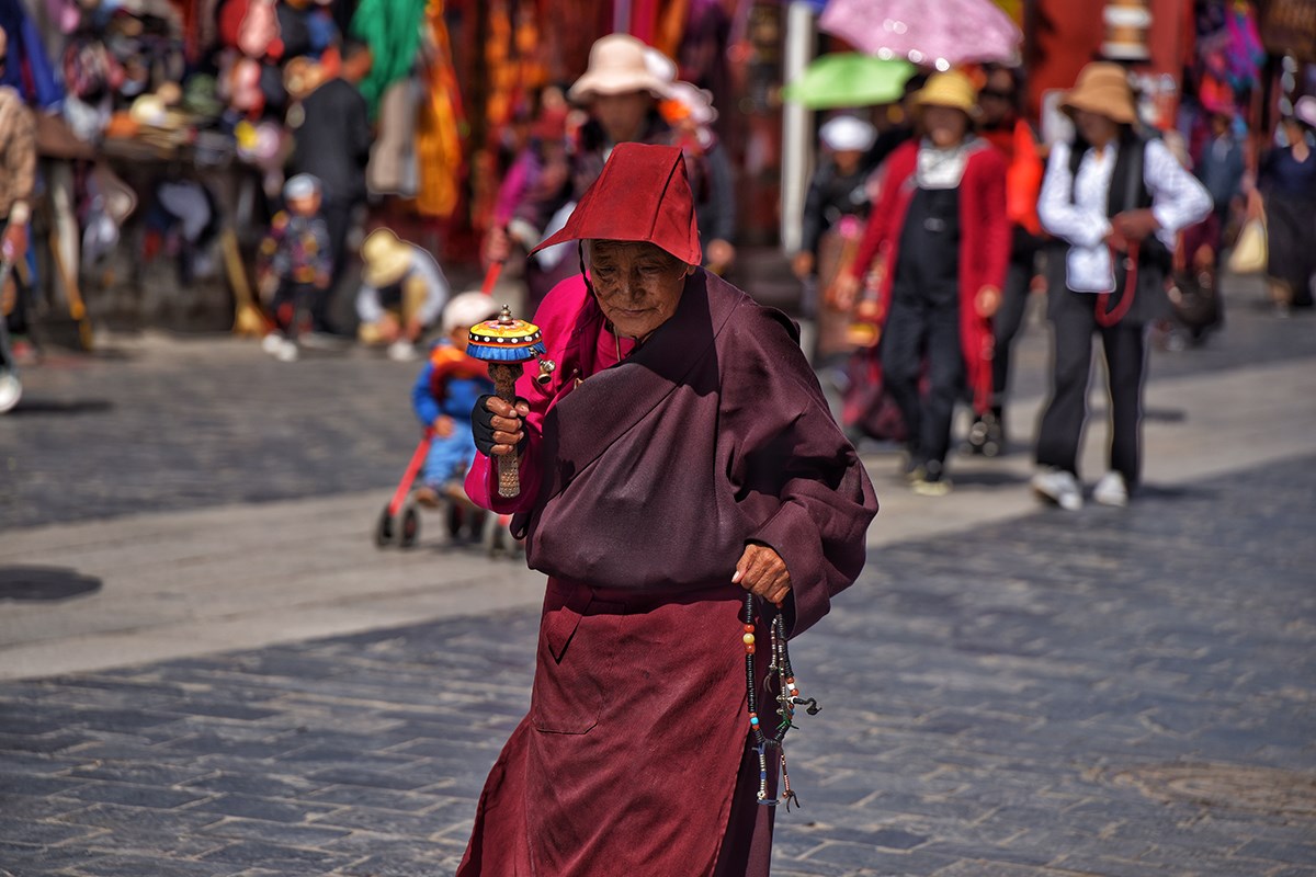 Local Tibetan at Barkhor Street | Foto von Liu Bin