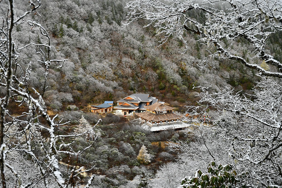 Huanglong Temple in Huanglong National Park | Foto von  Liu Bin
