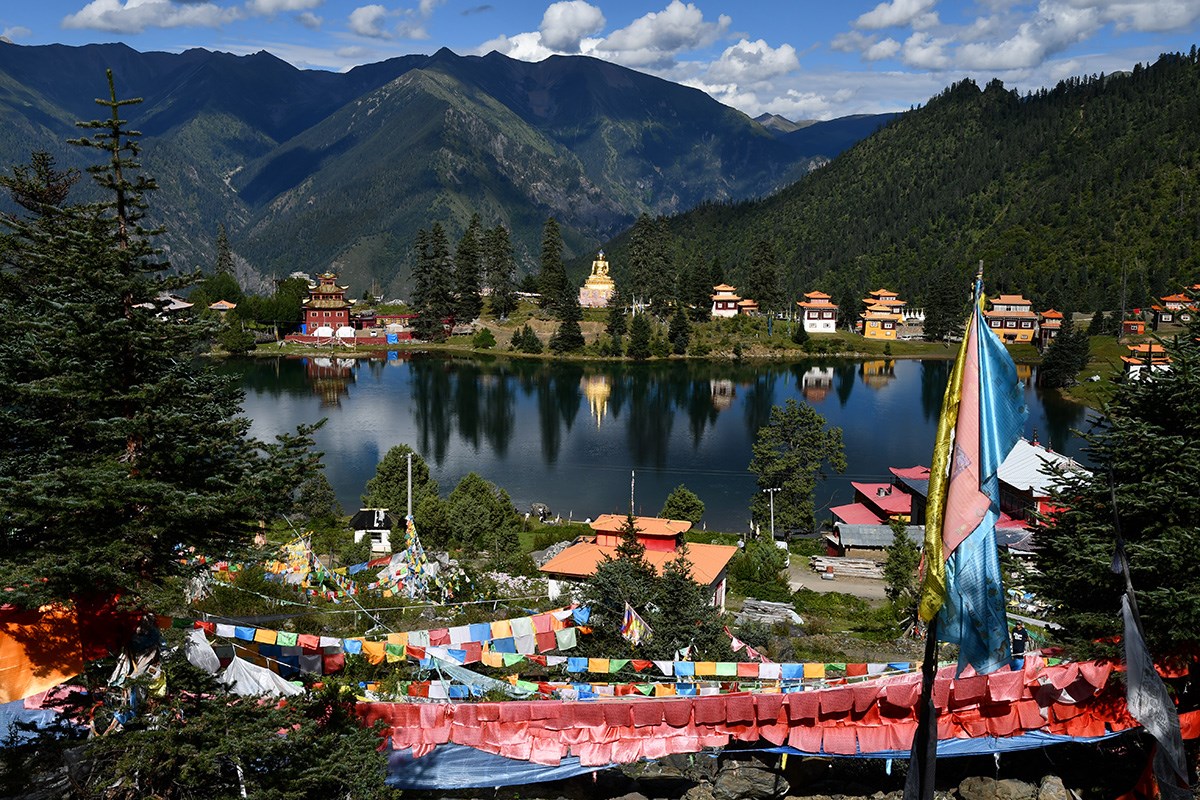 Cuoka Monastery and Cuoka Lake | Foto von Liu Bin