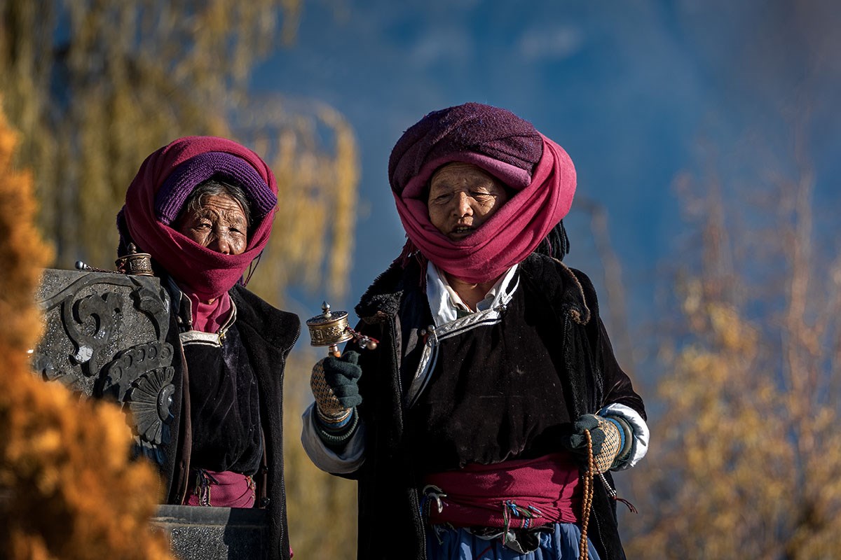 Old Women by Lugu Lake | Foto von Min Zhao